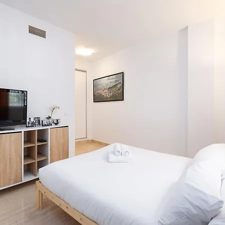Cosy Flat Terrace 2 Bed 2 Bath Downtown Apartment